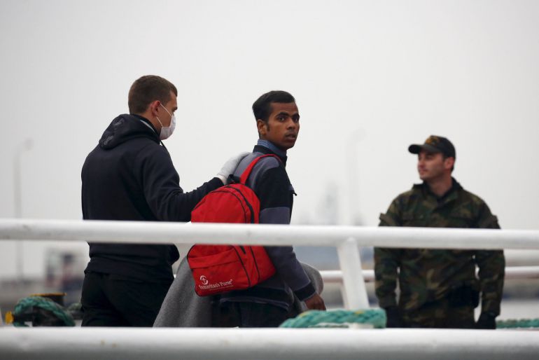 Un oficial del Frontex escolta a uno de los refugiados paquistaníes que parte de Grecia hacia Turquía Un oficial del Frontex escolta a uno de los refugiados paquistaníes que parte de Grecia hacia Turquía