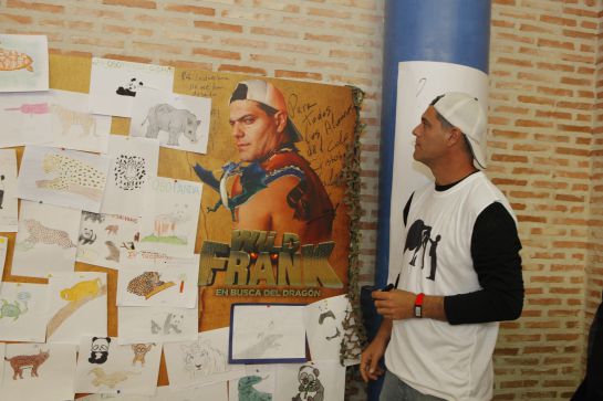 Frank Cuesta firma el mural de dibujos en el colegio Cristóbal Valera de Albacete Frank Cuesta firma el mural de dibujos en el colegio Cristóbal Valera de Albacete