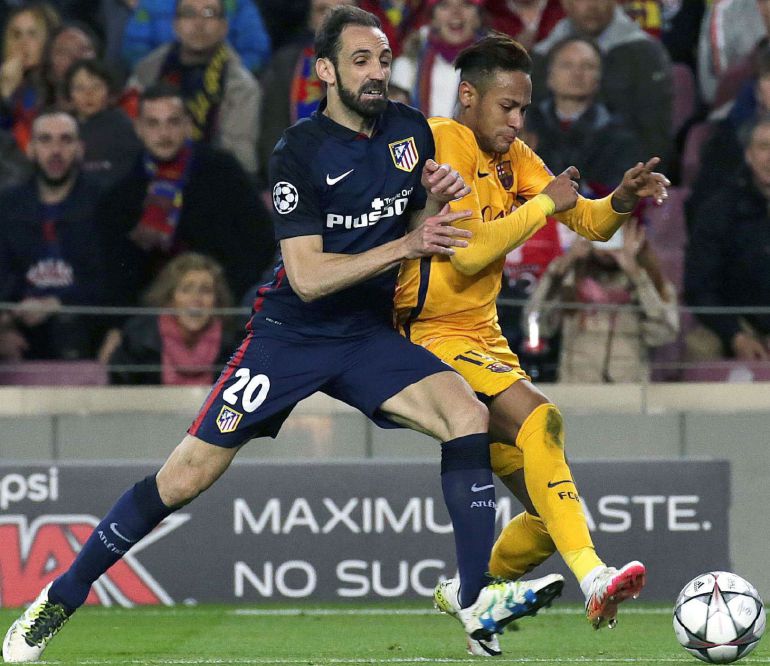 Juanfran y Neymar pugnan por un balón en el partido de ida de cuartos de la Champions Juanfran y Neymar pugnan por un balón en el partido de ida de cuartos de la Champions