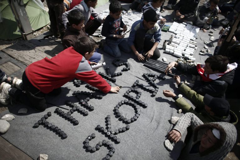 Un grupo de niños escribe "Gracias, Skopje" con algunos de los botes de gas lacrimógeno empleados ayer por la policía de Macedonia contra un grupo de refugiados en Idomeni, Grecia. Un grupo de niños escribe "Gracias, Skopje" con algunos de los botes de gas lacrimógeno empleados ayer por la policía de Macedonia contra un grupo de refugiados en Idomeni, Grecia.