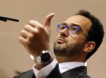 GRA196. MADRID, 11/04/2016.- El portavoz del grupo parlamentario del PSOE, Antonio Hernando, durante la rueda de prensa ofrecida hoy en el Congreso en la que ha pedido la dimisión inmediata del ministro de Industria, Energía y Turismo en funciones, José Manuel Soria, por haber ocultado durante ocho días que estaba relacionado con los denominados "Papeles de Panamá" y ha considerado que es "inmoral" y una "vergüenza". EFE/Javier Lizón