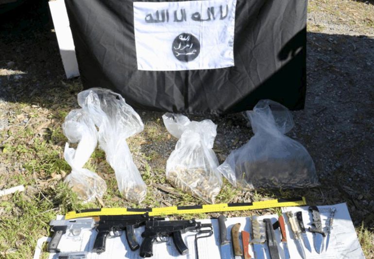 Armas y una bandera casera del Estado Islámico halladas en Ceuta Armas y una bandera casera del Estado Islámico halladas en Ceuta