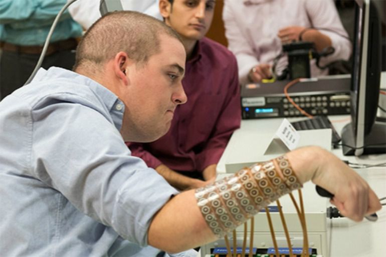 La técnica se llama “by-pass neuronal” y, por primera vez, ha conseguido que un joven norteamericano tetrapléjico puede volver a recoger una botella o tocar la guitarra. La técnica se llama “by-pass neuronal” y, por primera vez, ha conseguido que un joven norteamericano tetrapléjico puede volver a recoger una botella o tocar la guitarra.