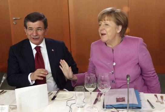 El primer ministro turco, Ahmet Davutoglu (i), y la canciller alemana, Angela Merkel (d), durante un almuerzo de trabajo,el 22 de enero de 2016. El primer ministro turco, Ahmet Davutoglu (i), y la canciller alemana, Angela Merkel (d), durante un almuerzo de trabajo,el 22 de enero de 2016.