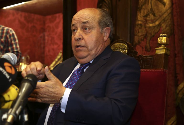El alcalde de Granada, José Torres Hurtado, investigado junto a otras dieciséis personas por su supuesta implicación en una trama de corrupción urbanística El alcalde de Granada, José Torres Hurtado, investigado junto a otras dieciséis personas por su supuesta implicación en una trama de corrupción urbanística