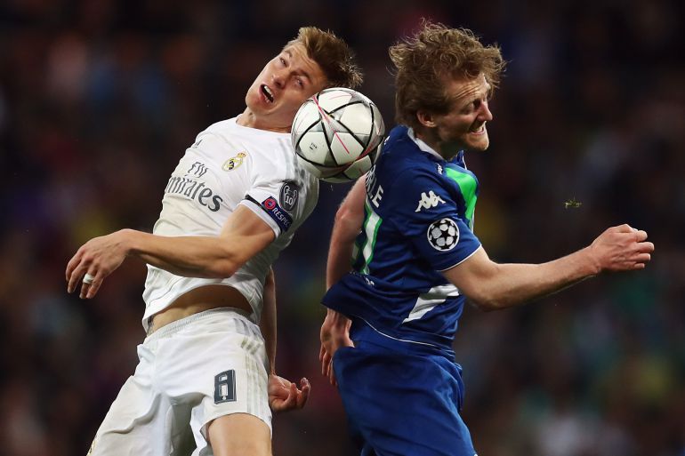 Toni Kroos y Andre Schuerrle pugnan por una pelota en el partido de Champions League entre el Real Madrid y el Wolfsburgo Toni Kroos y Andre Schuerrle pugnan por una pelota en el partido de Champions League entre el Real Madrid y el Wolfsburgo