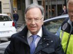 GRA028. MADRID, 15/04/2016.- El secretario general del sindicato Manos Limpias, Miguel Bernard, tras ser detenido esta mañana por la Policía Nacional, es trasladado por los investigadores a la sede de esa organización para presenciar el registro de la misma. Bernard ha llegado a la sede, situada en la madrileña calle de Ferraz, minutos después de que entraran los primeros agentes de la Unidad contra la Delincuencia Económica y Fiscal (UDEF) que se encargan del registro ordenado por el juez de la Audiencia Nacional Santiago Pedraz. EFE/Ángel Díaz