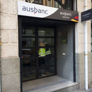 Efectivos de la UDEF en la sede de Ausbanc. Efectivos de la UDEF en la sede de Ausbanc.