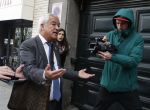 GRA100. MADRID, 15/04/2016.- El presidente de la Asociación de Usuarios de Servicios Bancarios (Ausbanc), Luis Pineda (i), a su llegada a la sede de Ausbanc en la calle Marqués Urquijo de Madrid, donde se ha practicado un registro por los agentes de la Policía Nacional, tras haber sido detenido, en la estación de Atocha de Madrid cuando se bajaba del AVE procedente de Sevilla, por su presunta implicación en una supuesta trama de extorsión a bancos en la que estaría involucrado el máximo responsable del sindicato de funcionarios Manos Limpias, Miguel Bernard, arrestado esta mañana. EFE/Ángel Díaz