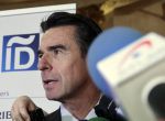 Spain's Industry Minister Jose Manuel Soria is confronted by a reporter with papers with his signature after his arrival for an event in Madrid, Spain, April 13, 2016. Picture taken April 13. REUTERS/Andrea Comas
