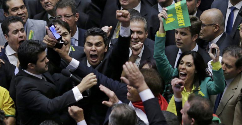 Diputados de la Cámara brasileña celebran el resultado de la votación para continuar con el proceso de destitución de Dilma Rousseff Diputados de la Cámara brasileña celebran el resultado de la votación para continuar con el proceso de destitución de Dilma Rousseff