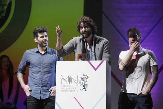 El grupo Izal recoge el premio "A la canción del año" durante la octava edición de los Premios MIN que concede la industria musical independiente El grupo Izal recoge el premio "A la canción del año" durante la octava edición de los Premios MIN que concede la industria musical independiente