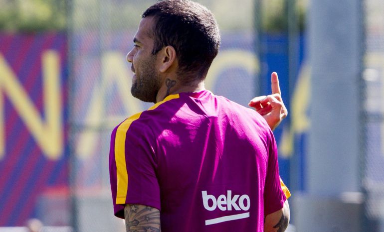 Dani Alves gesticula durante la sesión de entrenamiento de la plantilla Dani Alves gesticula durante la sesión de entrenamiento de la plantilla
