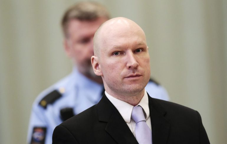 Fotografía fechada el 18 de marzo de 2016 que muestra al ultraderechista Anders Behring Breivik durante su cuarto y último día de juicio en la prisión de Skien (Noruega)
Fotografía fechada el 18 de marzo de 2016 que muestra al ultraderechista Anders Behring Breivik durante su cuarto y último día de juicio en la prisión de Skien (Noruega)