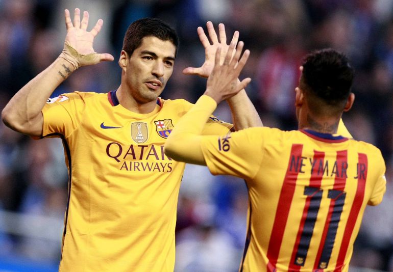 Luis Suárez celebra con Neymar el gol que cerraba anoche la goleada del Barça 0-8 en Riazor Luis Suárez celebra con Neymar el gol que cerraba anoche la goleada del Barça 0-8 en Riazor