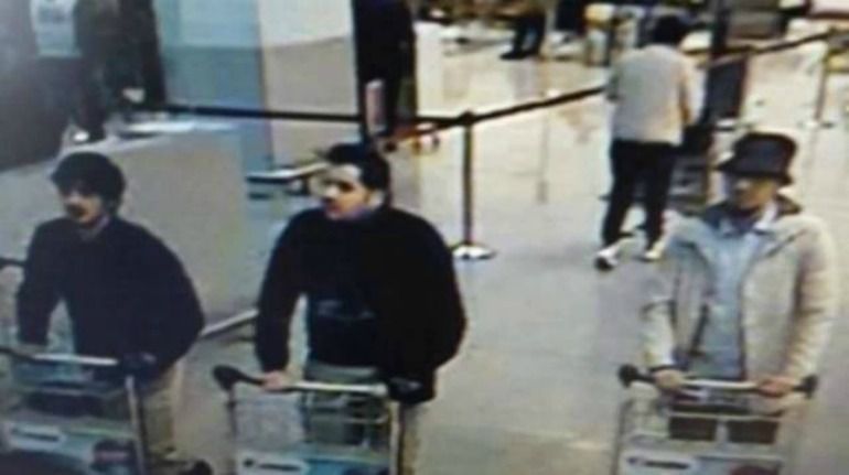 Najim Laachraoui (izquierda) en el aeropuerto de Bruselas, en una imagen captada por las cámaras de seguridad. Najim Laachraoui (izquierda) en el aeropuerto de Bruselas, en una imagen captada por las cámaras de seguridad.