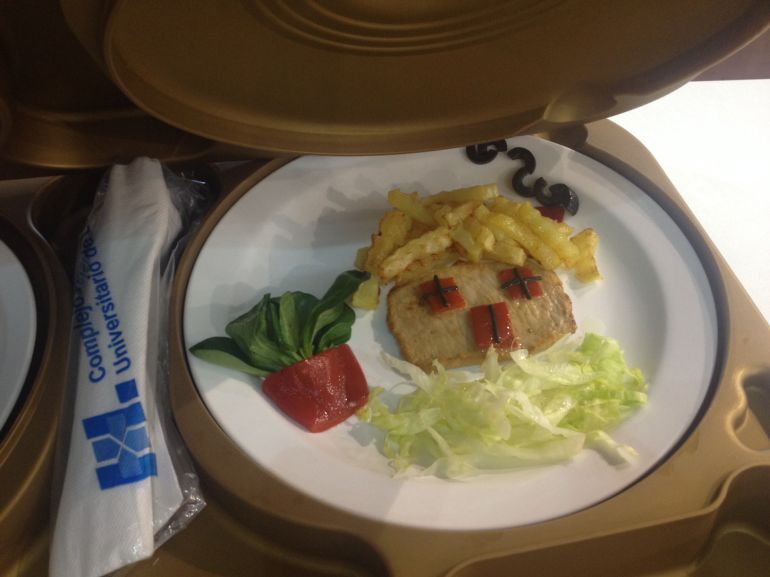El Tortipollo, presentado en bandeja de hospital reglamentaria, es uno de los platos presentados en la feria Alimentaria 2016. El Tortipollo, presentado en bandeja de hospital reglamentaria, es uno de los platos presentados en la feria Alimentaria 2016.