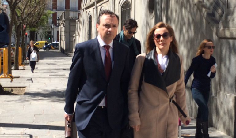 La técnico municipal del Ayuntamiento de Jerez Lourdes Montenegro, junto con su abogado, a su llegada al Tribunal Supremo. La técnico municipal del Ayuntamiento de Jerez Lourdes Montenegro, junto con su abogado, a su llegada al Tribunal Supremo.