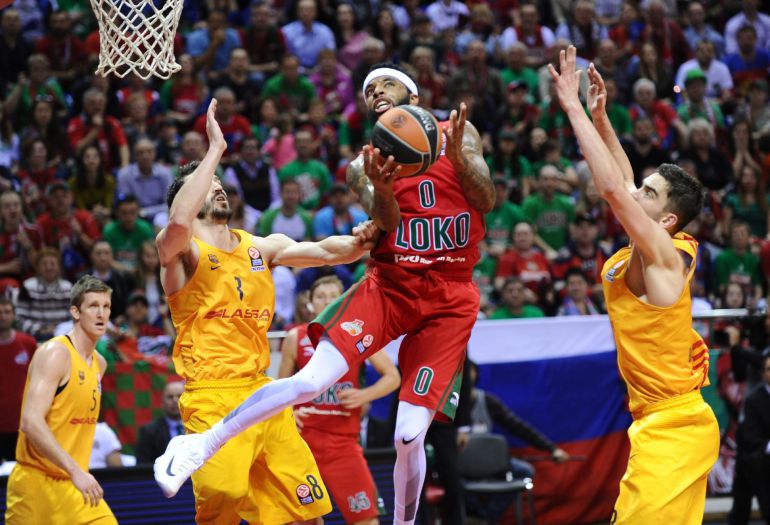 Malcolm Delaney, del Lokomotiv Kuban Krasnoda, ante Pau Ribas y Tomas Satoransky. Malcolm Delaney, del Lokomotiv Kuban Krasnoda, ante Pau Ribas y Tomas Satoransky.