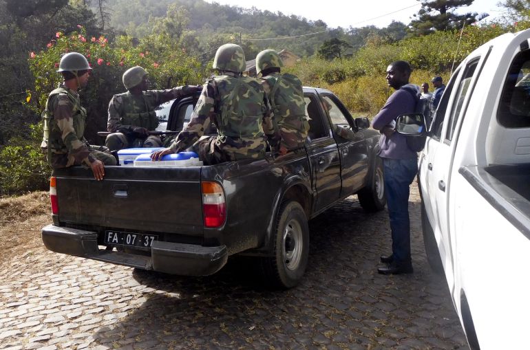 Miltares llegan al lugar donde se encontraron los cuerpos sin vida de 8 soldados y de 3 civiles, cerca a la entrada a las barracas militares Monte Txota, en la isla de Santiago, Ciudad de Praia (Cabo Verde) Miltares llegan al lugar donde se encontraron los cuerpos sin vida de 8 soldados y de 3 civiles, cerca a la entrada a las barracas militares Monte Txota, en la isla de Santiago, Ciudad de Praia (Cabo Verde)