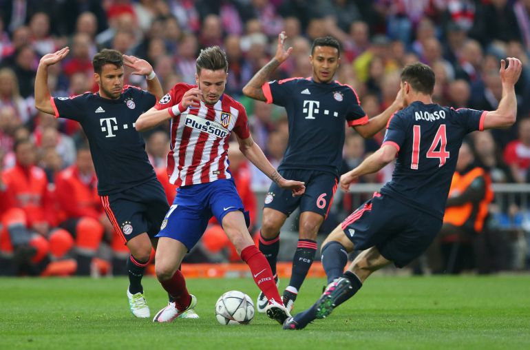Saúl, rodeado de Juan Bernat, Thiago Alcántara y Xabi Alonso Saúl, rodeado de Juan Bernat, Thiago Alcántara y Xabi Alonso