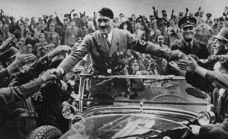 Hitler dándose un baño de masas en Nuremberg en 1933 Hitler dándose un baño de masas en Nuremberg en 1933