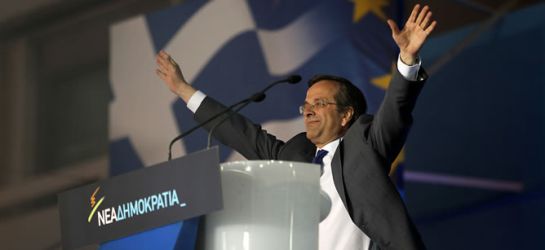 Samarás saludando a sus seguidores tras las segundas elecciones de Grecia en 2012. Samarás saludando a sus seguidores tras las segundas elecciones de Grecia en 2012.