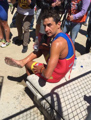 Iván Raña descansa tras finalizar la carrera. Así acabó su planta del pie Iván Raña descansa tras finalizar la carrera. Así acabó su planta del pie
