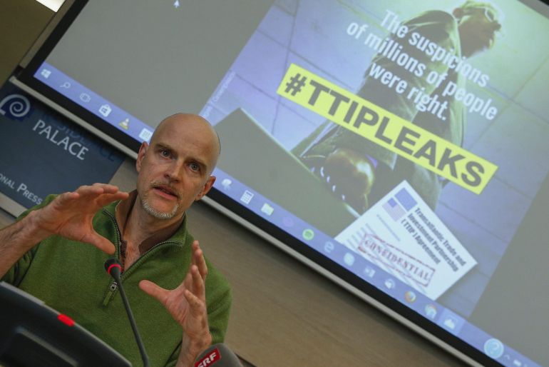 El director de Greenpeace Europa, Jorgo Riss, ofrece una rueda de prensa en Bruselas. Una filtración de 248 páginas de documentos sobre las negociaciones entre la UE y EEUU sobre un acuerdo de libre comercio y de inversiones (TTIP) revela por primera vez la posición de Washington e "intentos deliberados de cambiar el proceso legislativo y democrático de la Unión", según Greenpeace El director de Greenpeace Europa, Jorgo Riss, ofrece una rueda de prensa en Bruselas. Una filtración de 248 páginas de documentos sobre las negociaciones entre la UE y EEUU sobre un acuerdo de libre comercio y de inversiones (TTIP) revela por primera vez la posición de Washington e "intentos deliberados de cambiar el proceso legislativo y democrático de la Unión", según Greenpeace