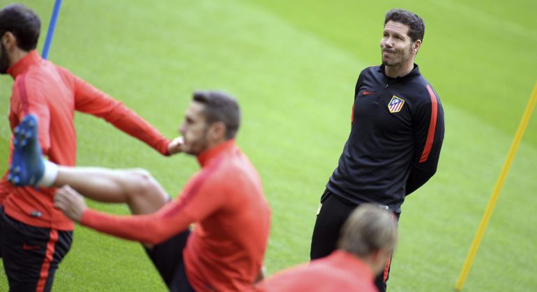 Diego Simeone, durante el entrenamiento del equipo en el Allianz Arena. Diego Simeone, durante el entrenamiento del equipo en el Allianz Arena.