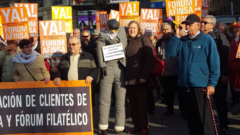 Afectados de Fórum y Afinsa en una concentración en Madrid. Afectados de Fórum y Afinsa en una concentración en Madrid.