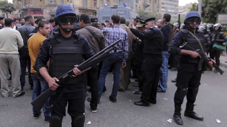 Policías armados durante las protestas de la primavera árabe en El Cairo Policías armados durante las protestas de la primavera árabe en El Cairo
