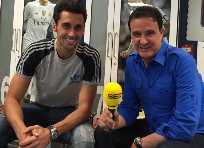 Arbeloa posa junto a José Ramón de la Morena con el micro de la SER