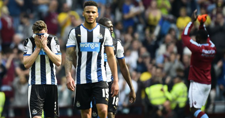 Los jugadores del Newcastle se retiran del campo tras consumarse su descenso después del encuentro ante el Aston Vila. Los jugadores del Newcastle se retiran del campo tras consumarse su descenso después del encuentro ante el Aston Vila.
