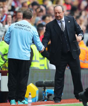 Rafa Benítez saluda al técnico del Aston Villa Eric Black. Rafa Benítez saluda al técnico del Aston Villa Eric Black.