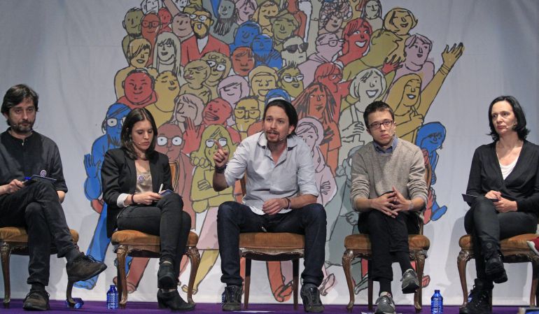 El líder de Podemos, Pablo Iglesias (c), junto al secretario político, Íñigo Errejón (2d), y los miembros de la formación, Rafael Mayoral (i), Irene Montero (2i) y Carolina Bescansa (d). El líder de Podemos, Pablo Iglesias (c), junto al secretario político, Íñigo Errejón (2d), y los miembros de la formación, Rafael Mayoral (i), Irene Montero (2i) y Carolina Bescansa (d).
