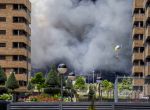 -FOTODELDIA- GRA480. SESEÑA (TOLEDO), 13/05/2016.- Columna de humo vista desde la urbanización El Quiñón, a consecuencia del incendio que se ha producido en el cementerio de neumáticos de Seseña (Toledo). El Gobierno de Castilla-La Mancha ha decidido a las 16:50 horas de hoy evacuar a los vecinos de la urbanización El Quiñon de Seseña (Toledo) para evitar cualquier tipo de riesgo a la población por la nube de humo producida a raíz del incendio del vertedero de neumáticos. EFE/Ismael Herrero