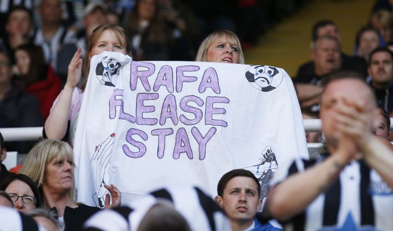 Dos aficionadas del Newcastle piden a Rafa Benítez que continúe la temporada que viene. Dos aficionadas del Newcastle piden a Rafa Benítez que continúe la temporada que viene.