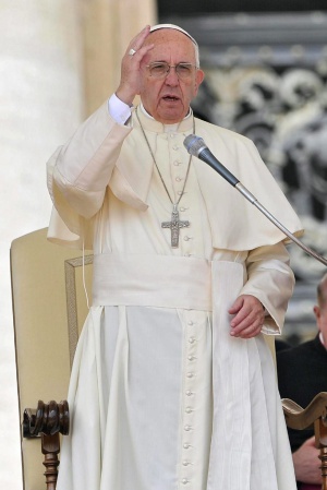 VAT10 CIUDAD DEL VATICANO 11/05/2016.- El papa Francisco (i) bendice a los fieles durante la audiencia general de los miércoles en la plaza de San Pedro del Vaticano hoy, 11 de mayo de 2016. EFE/Giorgio Onorati VAT10 CIUDAD DEL VATICANO 11/05/2016.- El papa Francisco (i) bendice a los fieles durante la audiencia general de los miércoles en la plaza de San Pedro del Vaticano hoy, 11 de mayo de 2016. EFE/Giorgio Onorati