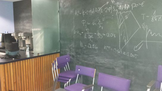 Sala de la Universidad de Cambridge donde Stephen Hawking y sus colegas se reunen cada mañana para compartir su trabajo y tomar café. Sala de la Universidad de Cambridge donde Stephen Hawking y sus colegas se reunen cada mañana para compartir su trabajo y tomar café.