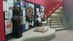 Hall de entrada del Centro para Estudios Matemáticos de la Universidad de Cambridge (Reino Unido) donde trabaja el astrofísico Stephen Hawking rodeado de decenas de colegas y estudiantes. Hall de entrada del Centro para Estudios Matemáticos de la Universidad de Cambridge (Reino Unido) donde trabaja el astrofísico Stephen Hawking rodeado de decenas de colegas y estudiantes.