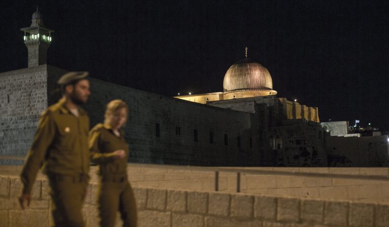 Soldados israelíes caminan junto a la mezquita de Al Aqsa, durante un acto del Muro Occidental de la ciudad antigua de Jerusalén. Soldados israelíes caminan junto a la mezquita de Al Aqsa, durante un acto del Muro Occidental de la ciudad antigua de Jerusalén.