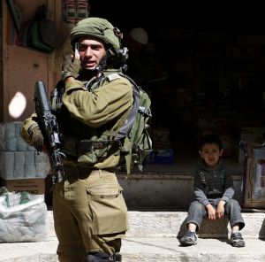 Una patrulla del ejército israelí, en la Ciudad Vieja de Hebrón, en Cisjordania. Una patrulla del ejército israelí, en la Ciudad Vieja de Hebrón, en Cisjordania.