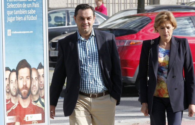 El que fue mano derecha del exalcalde de Santiago Gerardo Conde Roa, Ángel Espadas (i) (PP), a su llegada a los juzgados de Lugo El que fue mano derecha del exalcalde de Santiago Gerardo Conde Roa, Ángel Espadas (i) (PP), a su llegada a los juzgados de Lugo