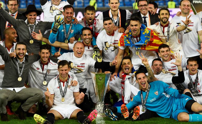 Jugadores y cuerpo técnico del Sevilla celebran la consecución de la quinta Europa League lograda en Basilea ante el Liverpool (3-1) Jugadores y cuerpo técnico del Sevilla celebran la consecución de la quinta Europa League lograda en Basilea ante el Liverpool (3-1)
