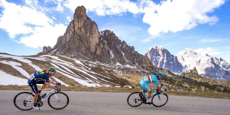 Valverde y Nibali bajan un puerto en los Dolomitas Valverde y Nibali bajan un puerto en los Dolomitas