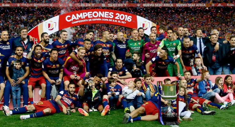 Los jugadores del FC Barcelona posan con el trofeo tras vencer al Sevilla en la final de la Copa del Rey Los jugadores del FC Barcelona posan con el trofeo tras vencer al Sevilla en la final de la Copa del Rey