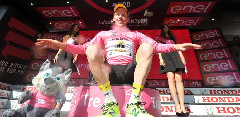 El holandés posa en el podio con la maglia rosa El holandés posa en el podio con la maglia rosa