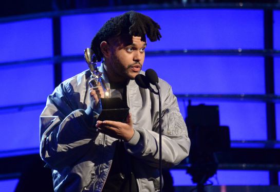 The Weeknd recibe uno de los siete premios Billboard que logró. The Weeknd recibe uno de los siete premios Billboard que logró.