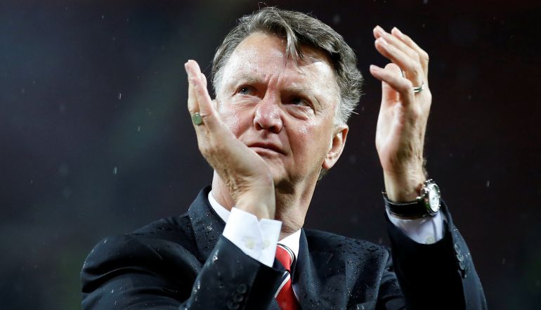 Van Gaal aplaude en su último partido de Liga con el United Van Gaal aplaude en su último partido de Liga con el United